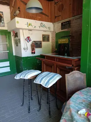 Ein Sitzbereich in der Unterkunft Sonnenscheinhof Alpakas, Alpaka Hütte