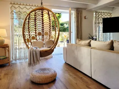 Ein Sitzbereich in der Unterkunft Moderne Lounge-Ferienwohnung mit Terrasse, Strandkorb, Parkplatz - 50 Meter zum Strand