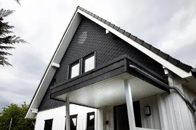 Das Gebäude in dem sich das Ferienhaus befindet
