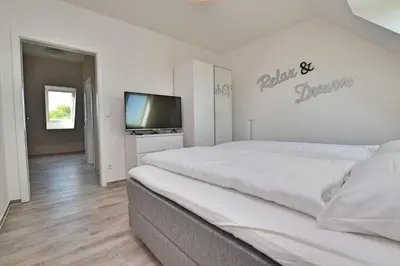 Ein Bett oder Betten in einem Zimmer der Unterkunft Appartementhaus Zur Sonne - Whg. F