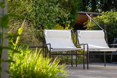 Ein Garten an der Unterkunft Ferienhaus Kleine Freiheit am Badesee