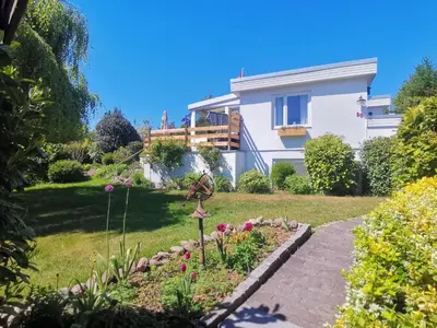 Ein Garten an der Unterkunft Ferienhaus Kleine Freiheit am Badesee