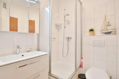 Ein Badezimmer in der Unterkunft Ferienhaus Dornkampstraße 1 Ostseewelle Appartement 5