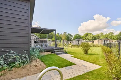 Ein Garten an der Unterkunft Ostseecamp Ferienhaus 