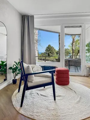 Ein Sitzbereich in der Unterkunft Design-Apartment mit Meerblick