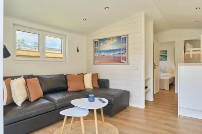 Ein Sitzbereich in der Unterkunft Ostseecamp Ferienhaus Strandgeflüster