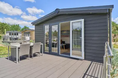 Das Gebäude in dem sich das Ferienhaus befindet