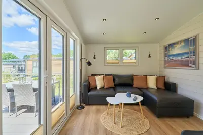 Ein Sitzbereich in der Unterkunft Ostseecamp Ferienhaus Strandgeflüster