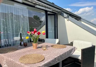 Ein Balkon oder eine Terrasse in der Unterkunft MeerZeit mit Schwimmbad und Sauna