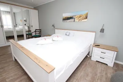 Ein Bett oder Betten in einem Zimmer der Unterkunft Dünenhaus Steuerbord, Fewo 112