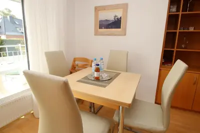 Ein Sitzbereich in der Unterkunft Alfred-Hagelstein-Straße, Fewo 159