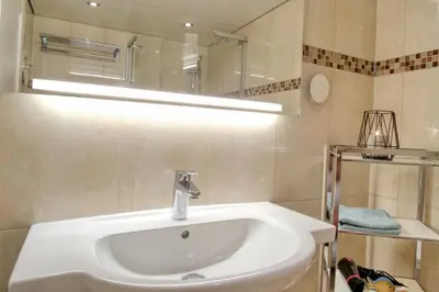 Ein Badezimmer in der Unterkunft Trelleborgallee, Fewo 118
