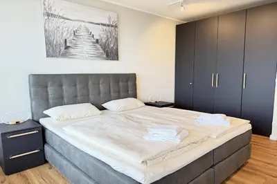 Ein Bett oder Betten in einem Zimmer der Unterkunft Trelleborgallee Fewo 104