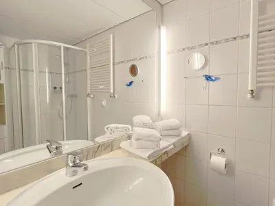 Ein Badezimmer in der Unterkunft Trelleborgallee, Fewo 135