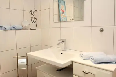 Ein Badezimmer in der Unterkunft Trelleborgallee, Fewo 151