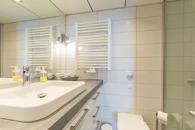Ein Badezimmer in der Unterkunft Trelleborgallee, Fewo 212
