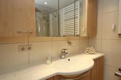 Ein Badezimmer in der Unterkunft Trelleborgallee, Fewo 204