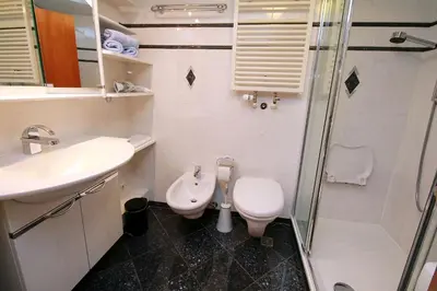 Ein Badezimmer in der Unterkunft Trelleborgallee, Fewo 196