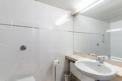 Ein Badezimmer in der Unterkunft Trelleborgallee, Fewo 197