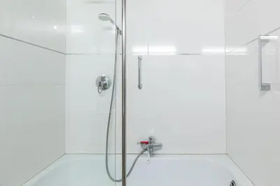 Ein Badezimmer in der Unterkunft Trelleborgallee, Fewo 197