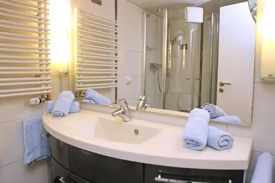Ein Badezimmer in der Unterkunft Trelleborgallee, Fewo 187