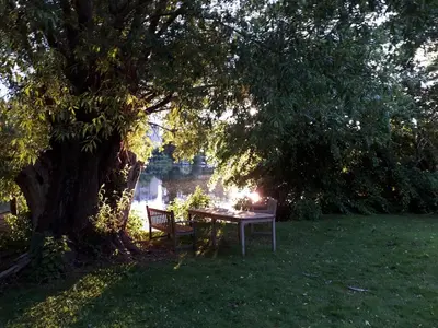 Ein Garten an der Unterkunft WAKENITZ-Villa Anno 1922 with river access