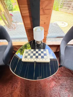 Ein Sitzbereich in der Unterkunft Garden Lakehouse Sauna Kamin Grill Billard Darts Modernes Ferienhaus in Seenähe mit Garten und Spielbereich