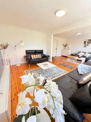 Ein Sitzbereich in der Unterkunft Garden Lakehouse Sauna Kamin Grill Billard Darts Modernes Ferienhaus in Seenähe mit Garten und Spielbereich