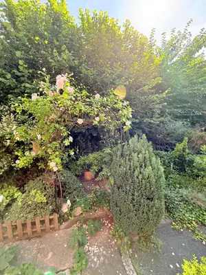 Ein Garten an der Unterkunft Garden Lakehouse Sauna Kamin Grill Billard Darts Modernes Ferienhaus in Seenähe mit Garten und Spielbereich