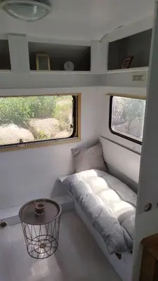 Ein Sitzbereich in der Unterkunft Heller Wohnwagen auf Tierschutz Landhof inmitten der Natur