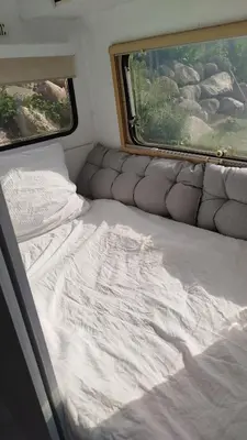 Ein Bett oder Betten in einem Zimmer der Unterkunft Heller Wohnwagen auf Tierschutz Landhof inmitten der Natur