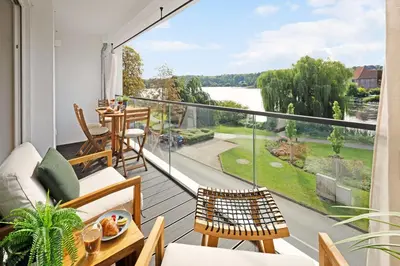 Ein Balkon oder eine Terrasse in der Unterkunft MAISUITES Eisvogel - Zentrale Luxuswohnung mit direktem Seeblick I Bis 4 Personen I Premiumküche I Boxspringbett I Kaffeevollautomat I Parkplatz I Barrierearm & Aufzug