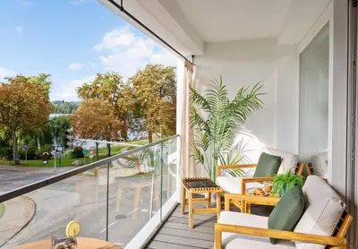 Ein Balkon oder eine Terrasse in der Unterkunft MAISUITES Eisvogel - Zentrale Luxuswohnung mit direktem Seeblick I Bis 4 Personen I Premiumküche I Boxspringbett I Kaffeevollautomat I Parkplatz I Barrierearm & Aufzug