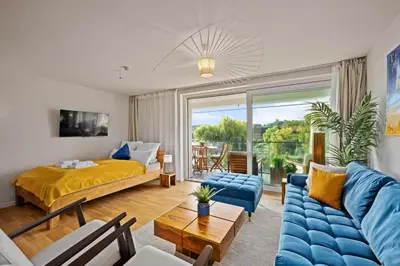 Ein Sitzbereich in der Unterkunft MAISUITES Eisvogel - Zentrale Luxuswohnung mit direktem Seeblick I Bis 4 Personen I Premiumküche I Boxspringbett I Kaffeevollautomat I Parkplatz I Barrierearm & Aufzug