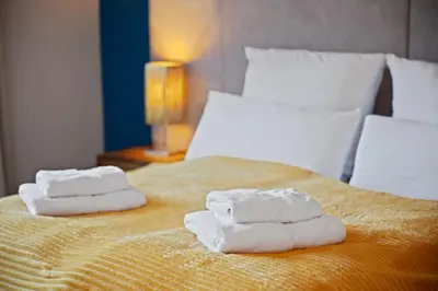 Ein Bett oder Betten in einem Zimmer der Unterkunft MAISUITES Eisvogel - Zentrale Luxuswohnung mit direktem Seeblick I Bis 4 Personen I Premiumküche I Boxspringbett I Kaffeevollautomat I Parkplatz I Barrierearm & Aufzug