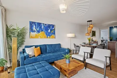 Ein Sitzbereich in der Unterkunft MAISUITES Eisvogel - Zentrale Luxuswohnung mit direktem Seeblick I Bis 4 Personen I Premiumküche I Boxspringbett I Kaffeevollautomat I Parkplatz I Barrierearm & Aufzug