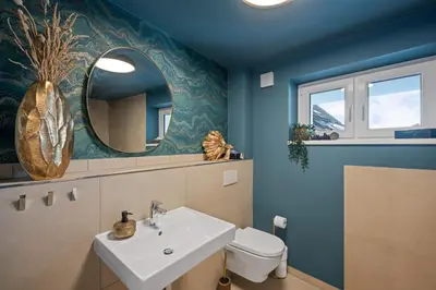 Ein Badezimmer in der Unterkunft MAISUITES Eisvogel - Zentrale Luxuswohnung mit direktem Seeblick I Bis 4 Personen I Premiumküche I Boxspringbett I Kaffeevollautomat I Parkplatz I Barrierearm & Aufzug