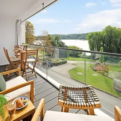 MAISUITES Eisvogel - Zentrale Luxuswohnung mit direktem Seeblick I Bis 4 Personen I Premiumküche I Boxspringbett I Kaffeevollautomat I Parkplatz I Barrierearm & Aufzug