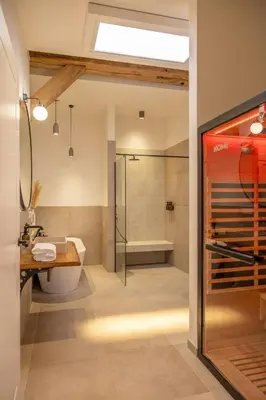 Ein Badezimmer in der Unterkunft Relax In A Thatched Barn With A Sauna