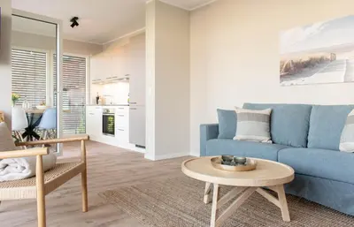 Ein Sitzbereich in der Unterkunft Ferienwohnung Villa Heidenreich Nr. 1 - Scharbeutz
