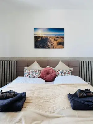 Ein Bett oder Betten in einem Zimmer der Unterkunft Familientraum 10min zur Ostsee und nach Lübeck Zentrum mit Parkplatz & Balkon