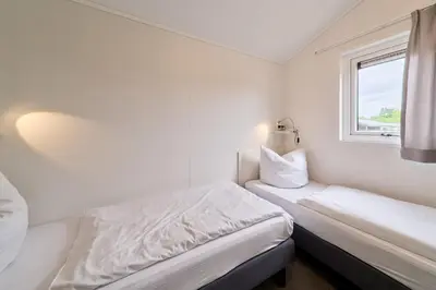 Ein Bett oder Betten in einem Zimmer der Unterkunft Süsel Seeparx Ferienhaus Seeleuchten