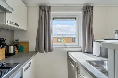 Küche/Küchenzeile in der Unterkunft Süsel Seeparx Ferienhaus Tjelle