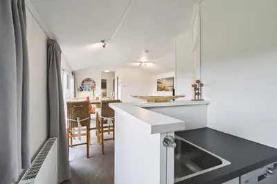 Küche/Küchenzeile in der Unterkunft Süsel Seeparx Ferienhaus Seeliebe