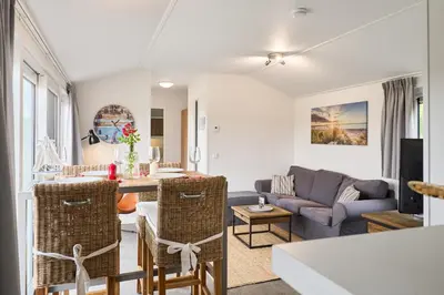 Ein Sitzbereich in der Unterkunft Süsel Seeparx Ferienhaus Seeliebe