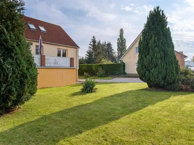 Ein Garten an der Unterkunft Cozy Coastal Escape with Garden