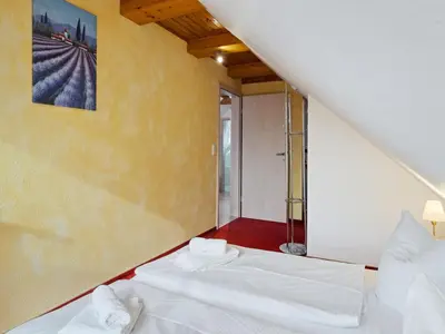 Ein Bett oder Betten in einem Zimmer der Unterkunft Attic Apartment with Garden Access