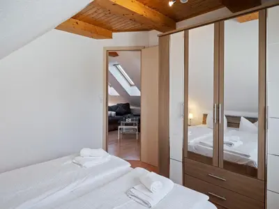 Ein Bett oder Betten in einem Zimmer der Unterkunft Attic Apartment with Garden Access