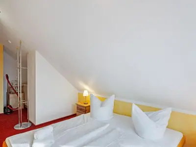 Ein Bett oder Betten in einem Zimmer der Unterkunft Attic Apartment with Garden Access