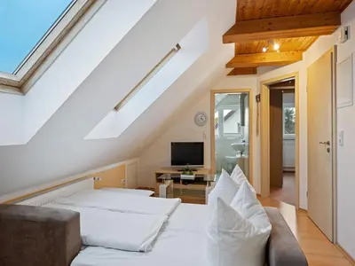 Ein Bett oder Betten in einem Zimmer der Unterkunft Attic Apartment with Garden Access